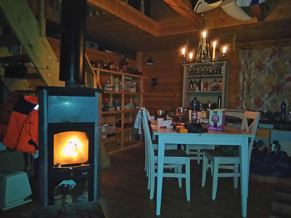 Mökin sisätila, keittiö ja ruokailu